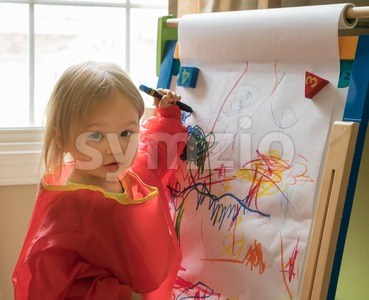 Маленькая девочка рисует